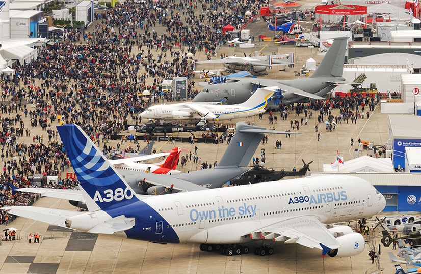 2027年法国巴黎航空航天展览会PARIS AIR SHOW展馆现场，专业观众参观实况