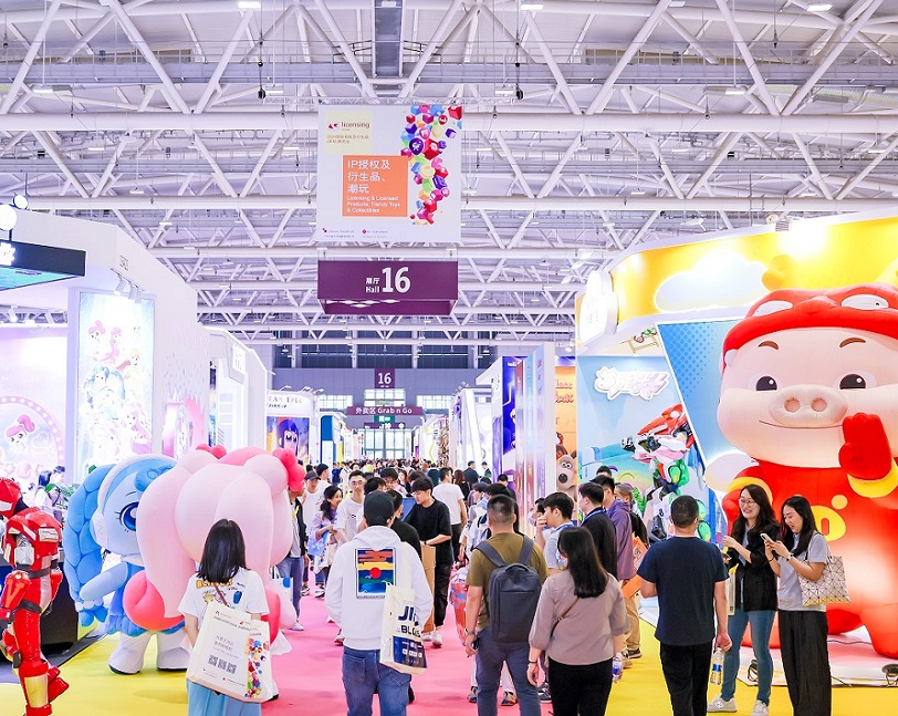 2027年深圳童车展-深圳婴童用品展baby stroller china参展商与海外采购商展台洽谈现场
