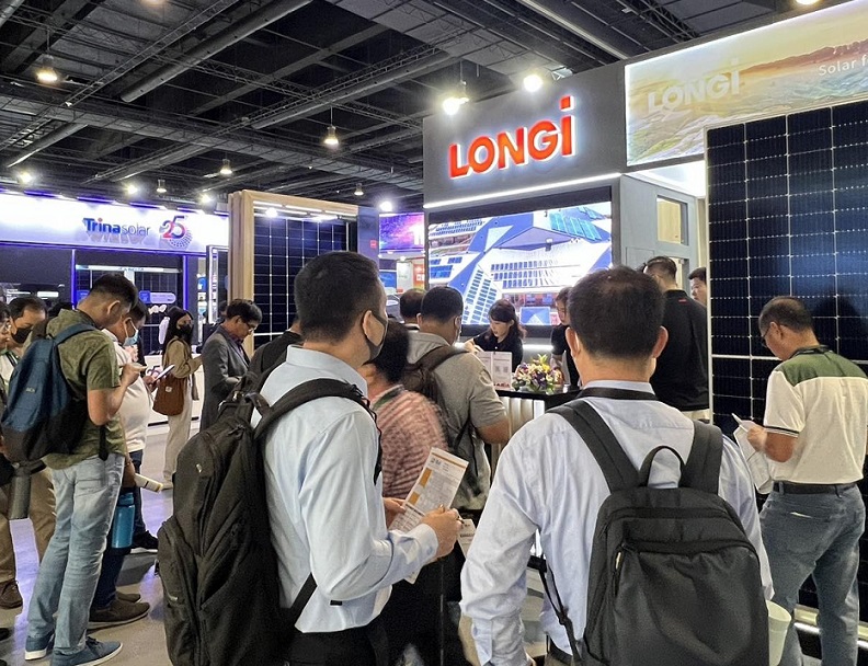 2027年菲律宾马尼拉太阳能光伏展览会The Solar Show Philippines展馆现场,专业观众参观实况