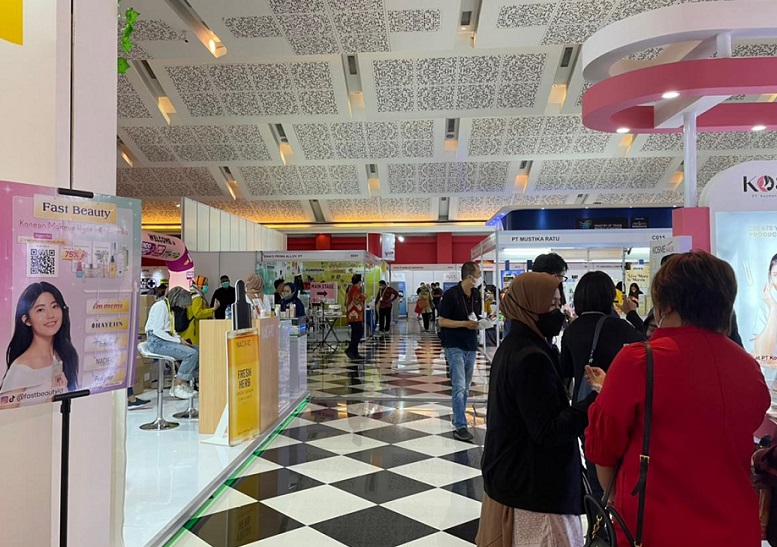 2027年印尼雅加达美容展Indo Beauty Expo参展商与海外采购商展台洽谈现场