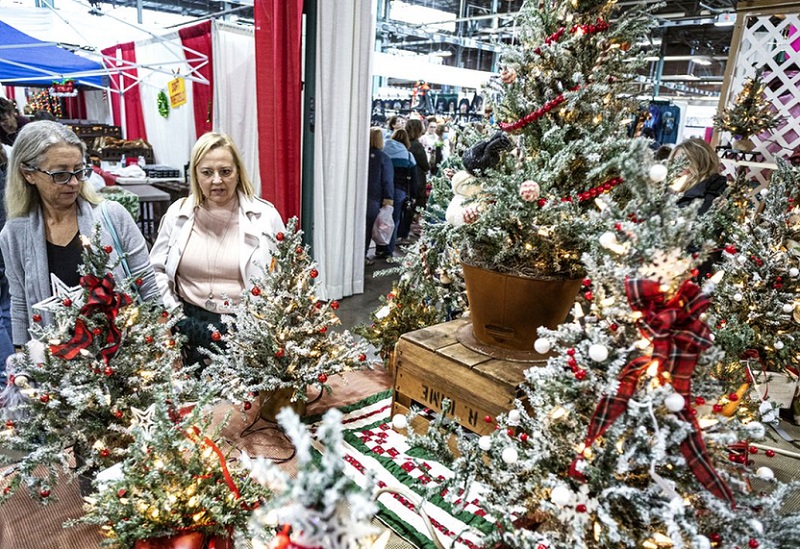 2026年美国圣诞礼品及节庆装饰品展览会Pennsylvania Christmas + Gift Show展馆现场，专业观众参观实况