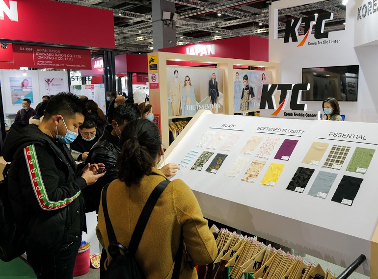 2027年深圳国际针织展-大湾区针织博览会PH VALUE展馆现场，专业观众参观实况