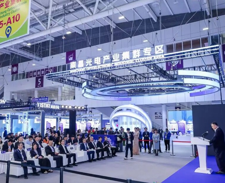 2027年深圳国际智慧显示及系统集成展览会ISLE参展商与海外采购商展台洽谈现场