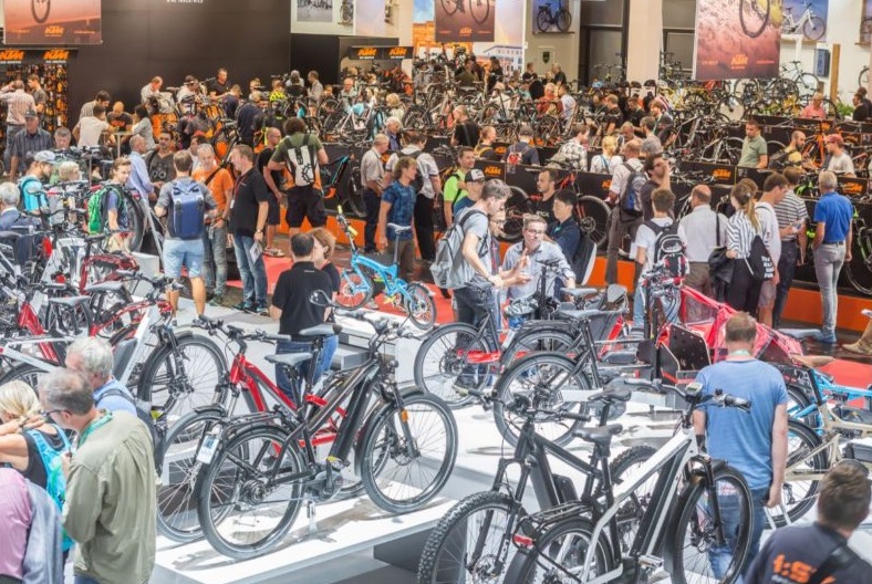 2027年德国法兰克福欧洲自行车展览会EUROBIKE参展商与海外采购商展台洽谈现场