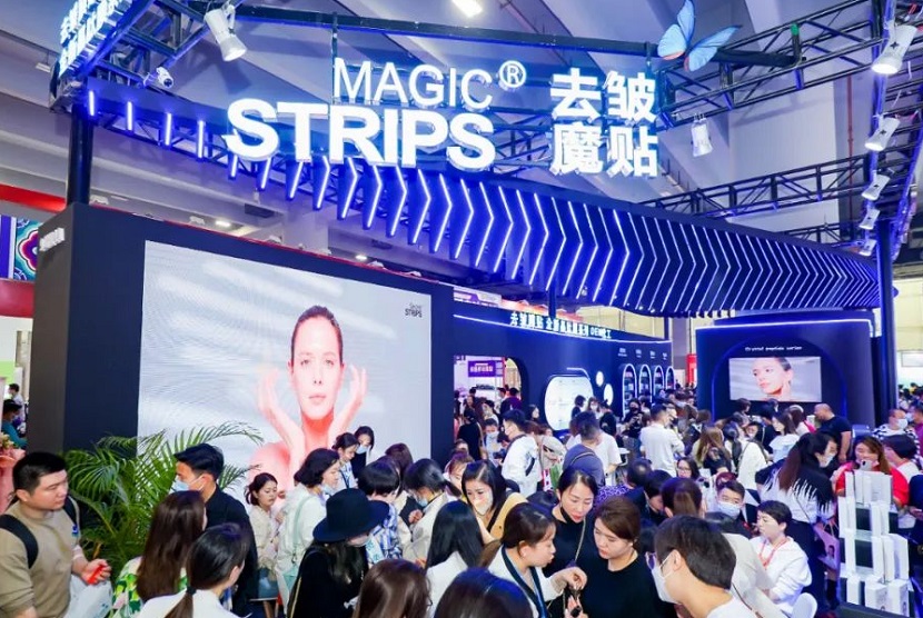 2027年中国（广州）国际美博会CIBE参展商与海外采购商展台洽谈现场