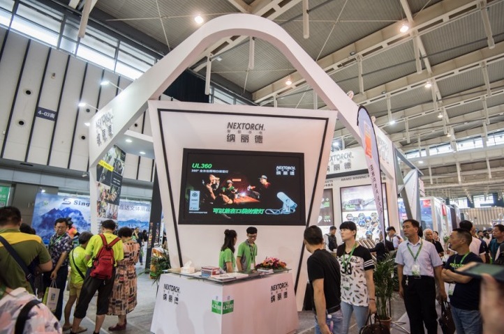 2027年深圳国际户外展COSP参展商与海外采购商展台洽谈现场