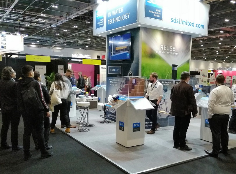 2027年英国伦敦环保建筑建材展览会Futurebuild参展商与海外采购商展台洽谈现场