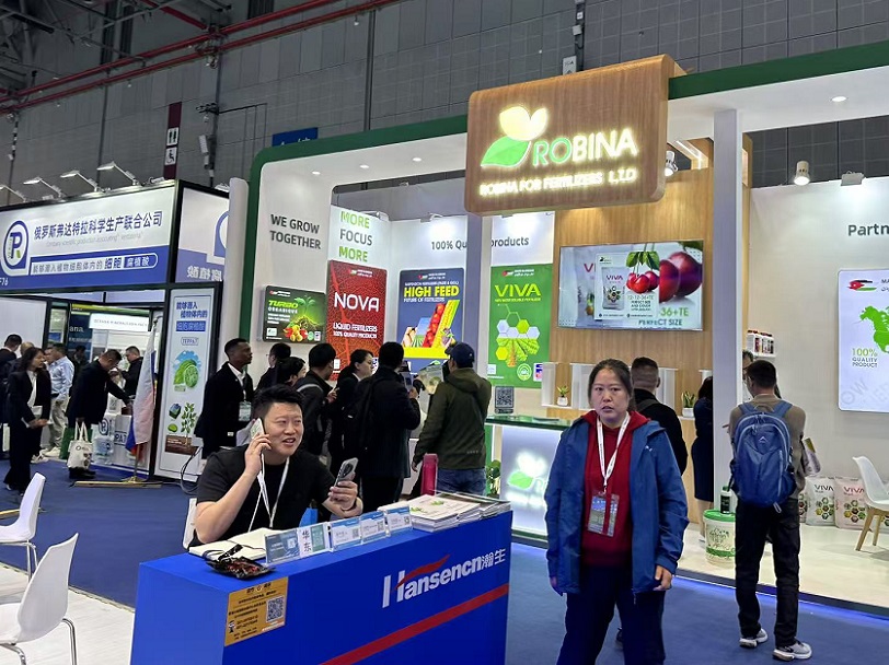 2027年中国（上海）国际新型肥料展览会FSHOW参展商与海外采购商展台洽谈现场