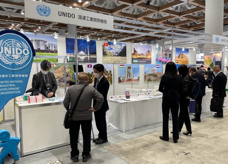 2027年日本东京化工展览会INCHEM TOKYO参展商与海外采购商展台洽谈现场