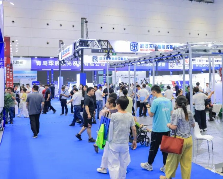 2027年青岛国际缝制设备展览会QISMA展馆现场,专业观众参观实况