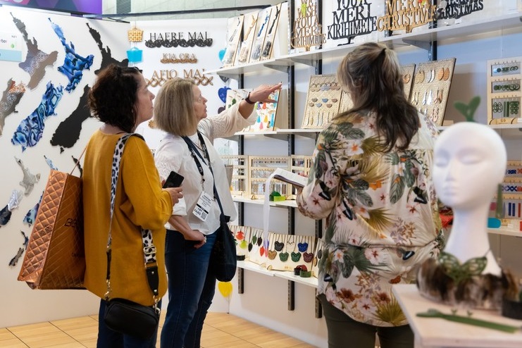 2027年新西兰礼品及家居用品展览会Gift & Homeware Fair 参展商与海外采购商展台洽谈现场