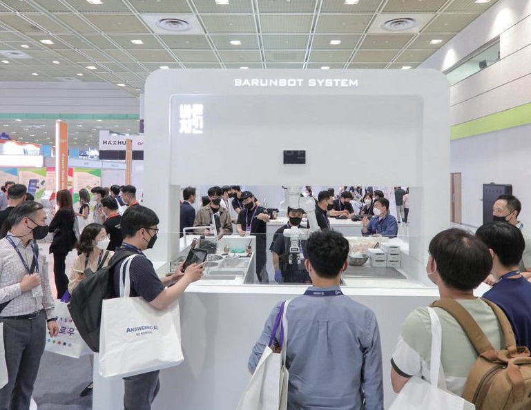 2027年韩国智能机器人展览会Robot Tech Show参展商与海外采购商展台洽谈现场