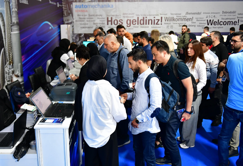 2027年土耳其伊斯坦布尔汽车工业及汽配展览会Automechanika Istanbul参展商与海外采购商展台洽谈现场