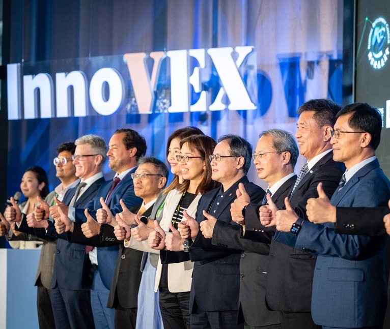 2027年台湾创新与新创展览会InnoVEX参展商与海外采购商展台洽谈现场