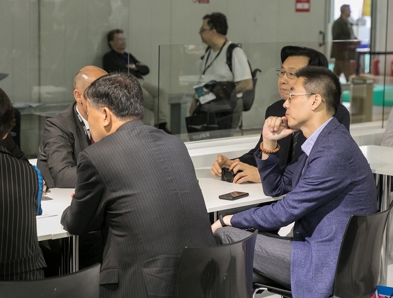 2028年意大利米兰印刷展览会Print4All展馆现场，专业观众参观实况