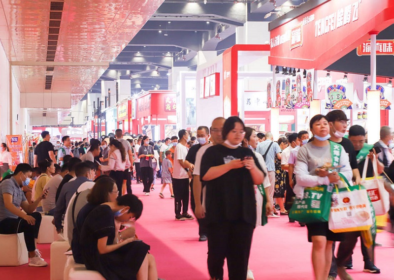 2027年郑州餐饮业博览会QMFE展馆现场,专业观众参观实况