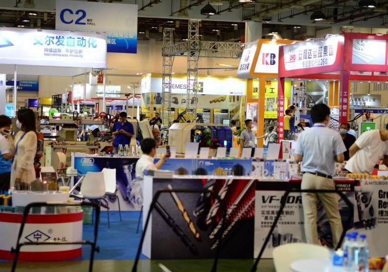2027年厦门工业展-厦门工博会XMIE展馆现场,专业观众参观实况