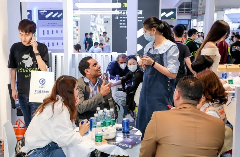 2027年古镇灯博会夏季-中山灯饰展GILF展馆现场，专业观众参观实况