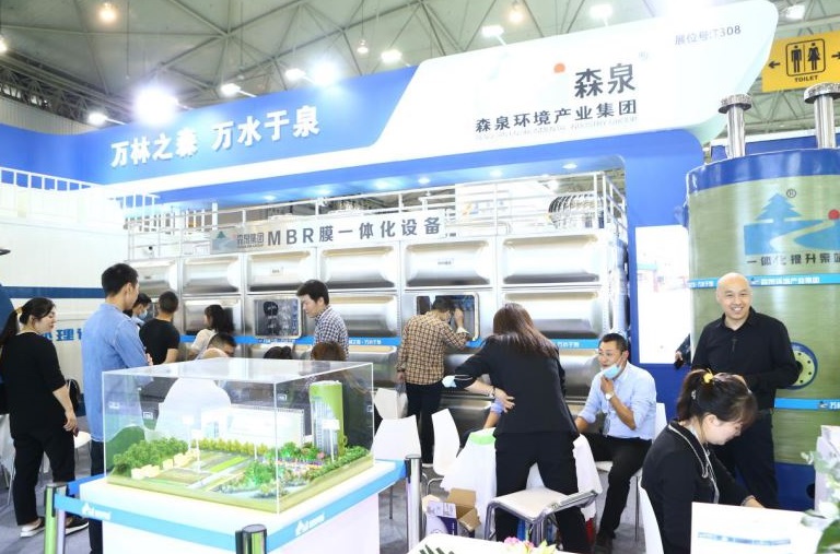 2027年成都国际水展CDWE参展商与海外采购商展台洽谈现场