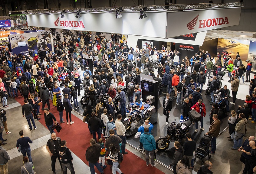 2026年捷克布尔诺摩托车展览会MOTOSALON展馆现场，专业观众参观实况