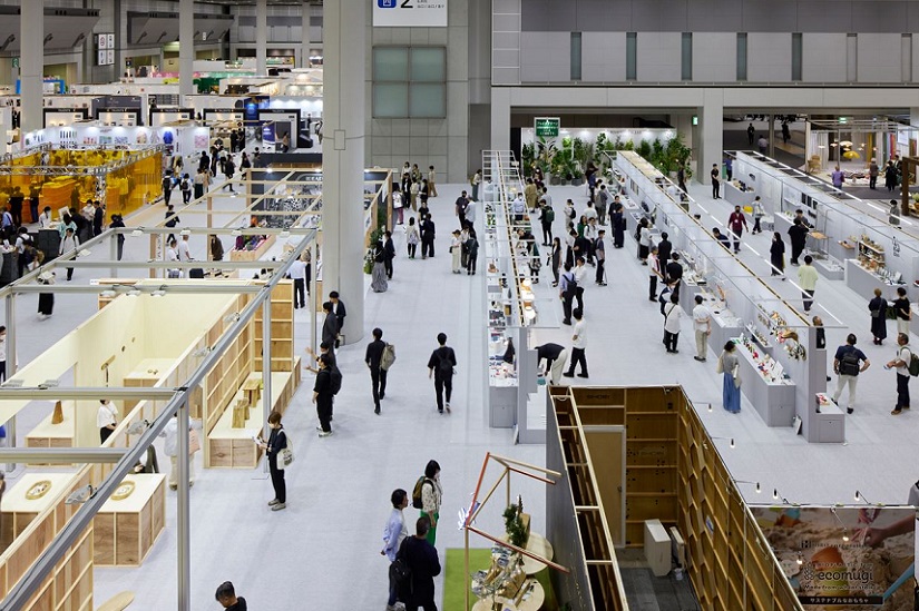 2027年日本东京杂货及日用百货展览会GIFTEX TOKYO参展商与海外采购商展台洽谈现场
