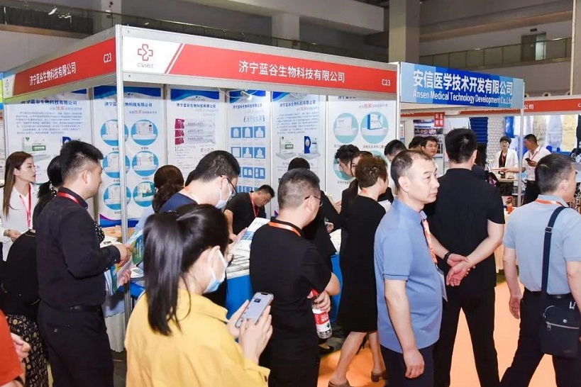 2027年重庆医疗器械展览会CWMEE展馆现场,专业观众参观实况