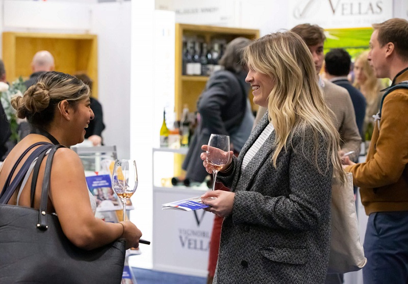 2027年美国葡萄酒、红酒、烈酒展览会Vinexpo America展馆现场，专业观众参观实况
