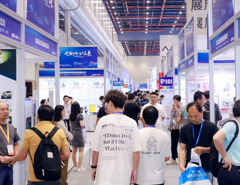 2027年中国光谷国际光电子博览会-武汉光博会OVC EXPO展馆现场，专业观众参观实况