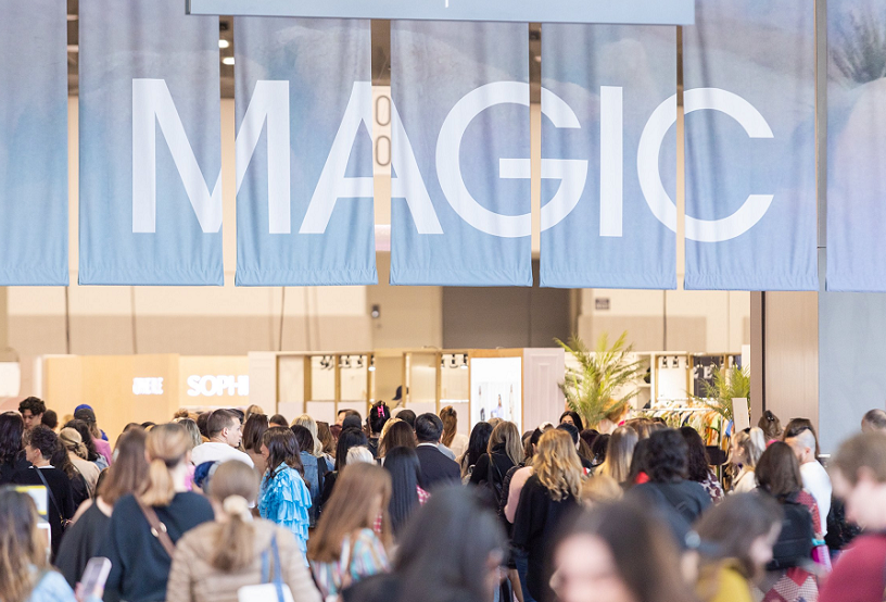 2026年美国拉斯维加斯秋季服装展MAGIC SHOW展馆现场,专业观众参观实况