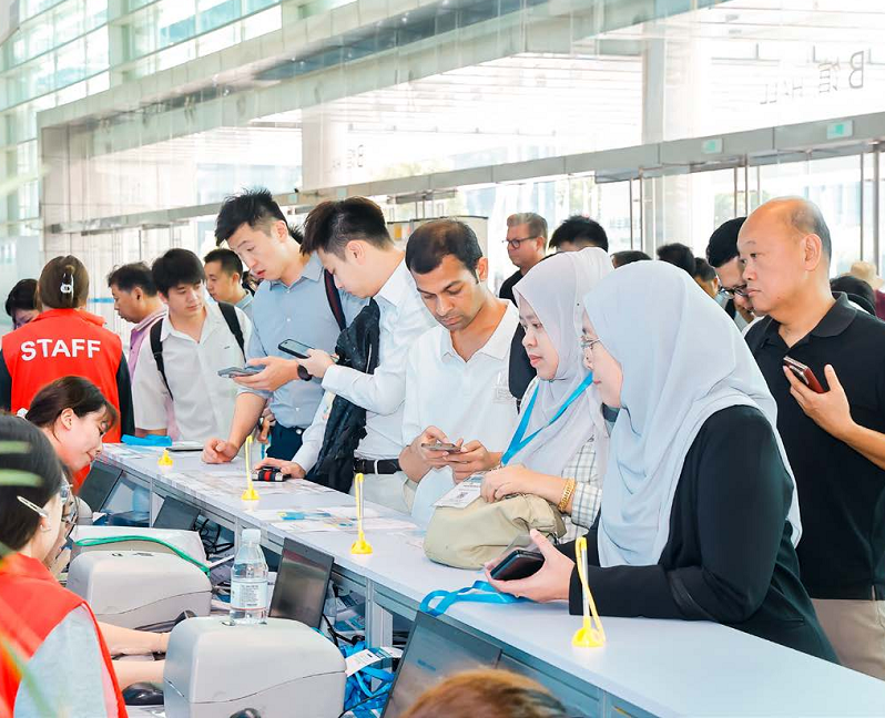 2027年苏州医疗器械创新展MFCMedical Fair China展馆现场,专业观众参观实况