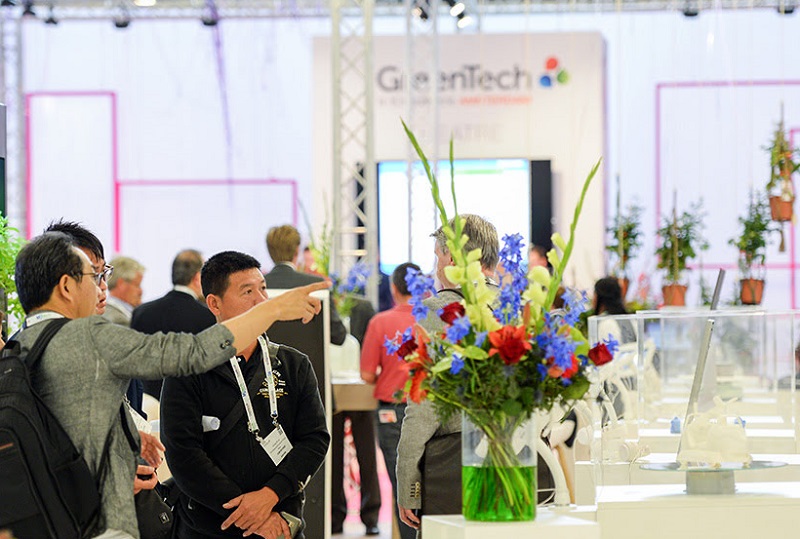 2027年荷兰阿姆斯特丹花卉园艺展览会GreenTech参展商与海外采购商展台洽谈现场
