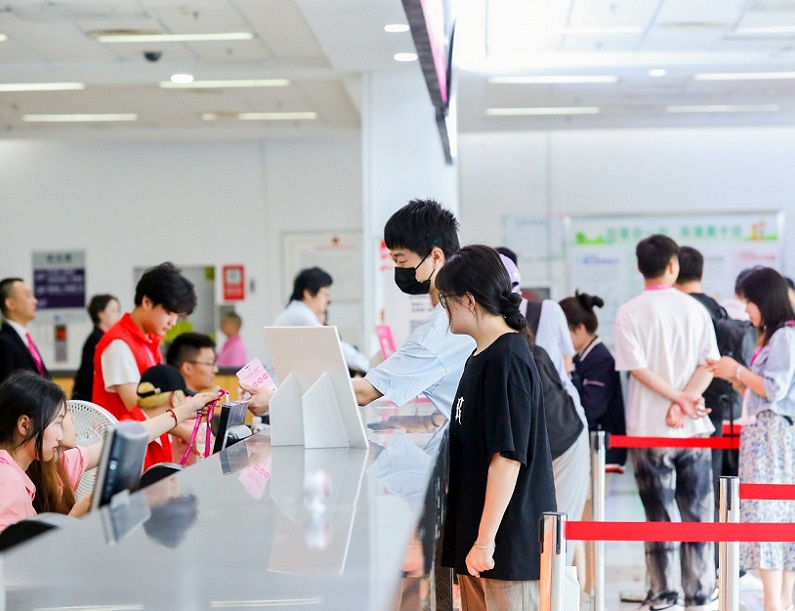 2027年中国(义乌)礼品、时尚用品及家庭用品展览会GIFTS & HOME展馆现场,专业观众参观实况