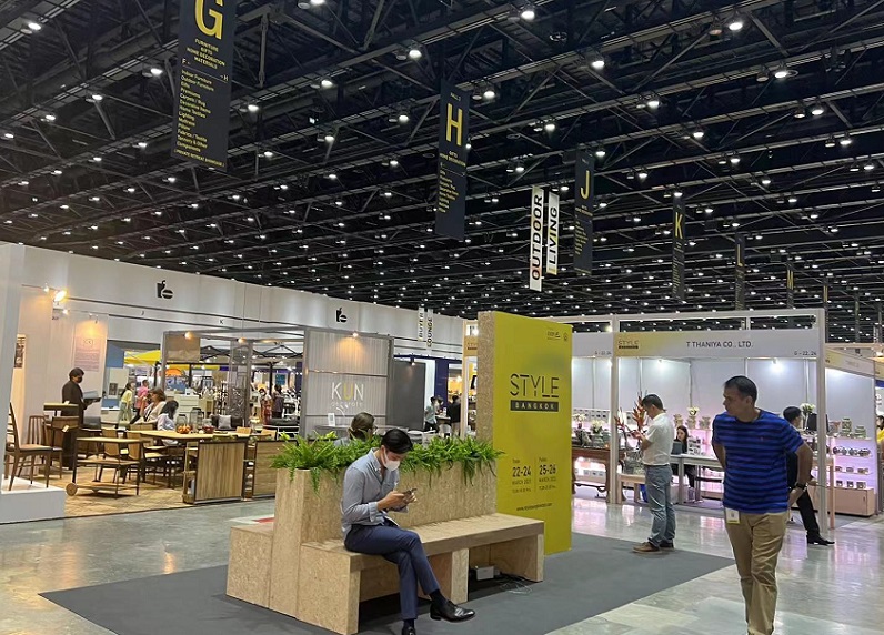 2025年泰国曼谷家具家居展览会STYLE Bangkok参展商与海外采购商展台洽谈现场