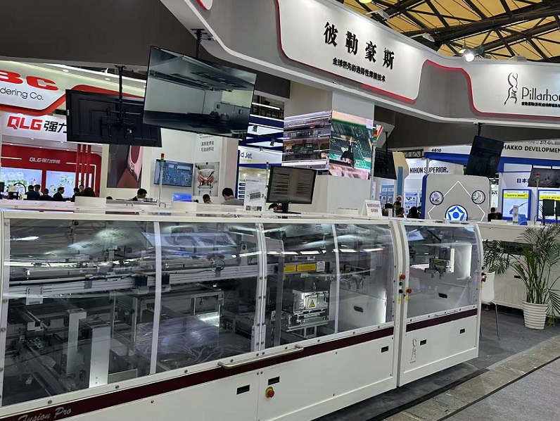 2027年上海国际半导体展览会SEMICONSEMICON CHINA参展商与海外采购商展台洽谈现场