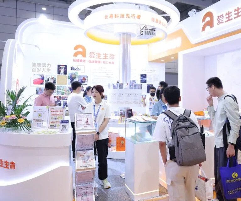 2026年中国(山东)国际大健康产业博览会SIHIE参展商与海外采购商展台洽谈现场