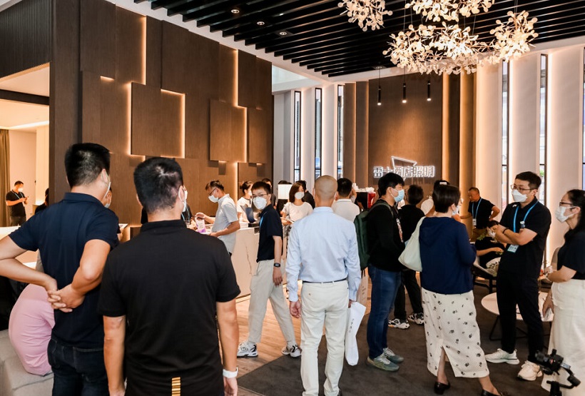 2027年上海国际智慧零售展览会SRS&CVS参展商与海外采购商展台洽谈现场