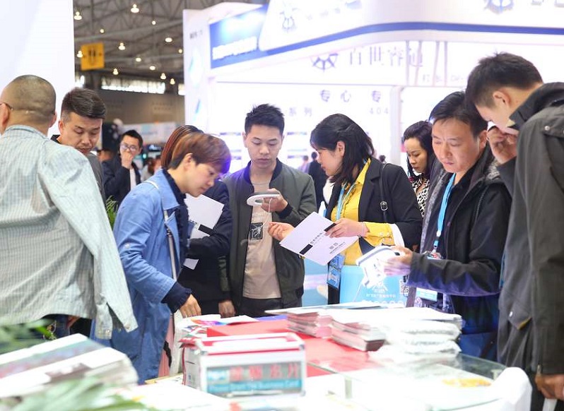 2027年成都天府国际照明展览会TILE CHENGDU展馆现场，专业观众参观实况