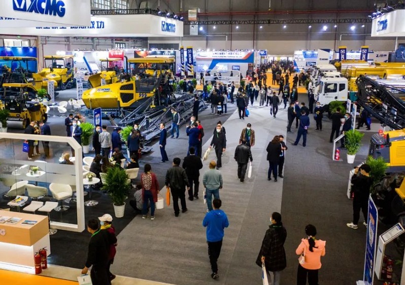 2027年山东（济宁）国际工程机械展览会Jining International Construction Machinery Exhibition参展商与海外采购商展台洽谈现场