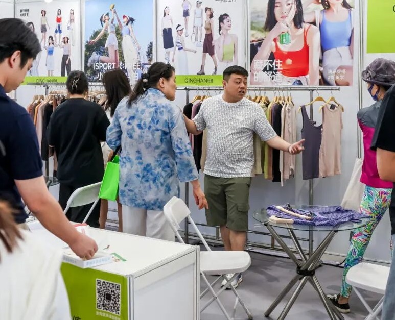 2027年北京国际品牌内衣展览会FEC参展商与海外采购商展台洽谈现场