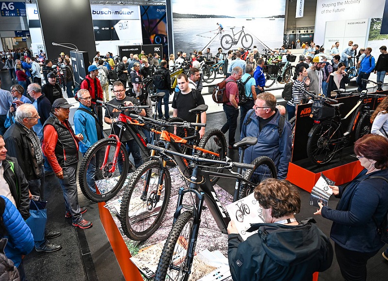 2027年德国法兰克福欧洲自行车展览会EUROBIKE参展商与海外采购商展台洽谈现场