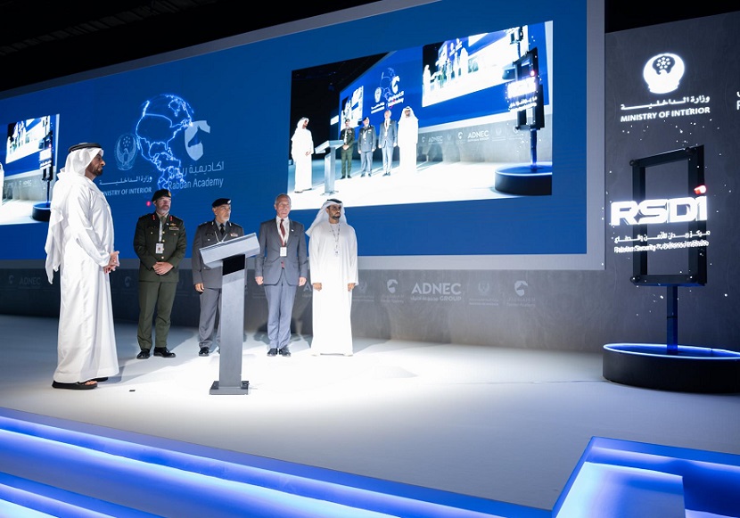2028年中东阿联酋军警及防务展-阿布扎比军警国土安全展ISNR参展商与海外采购商展台洽谈现场