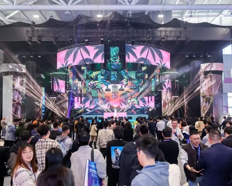 2027年深圳国际大屏幕显示技术展ISLEISLE展馆现场,专业观众参观实况