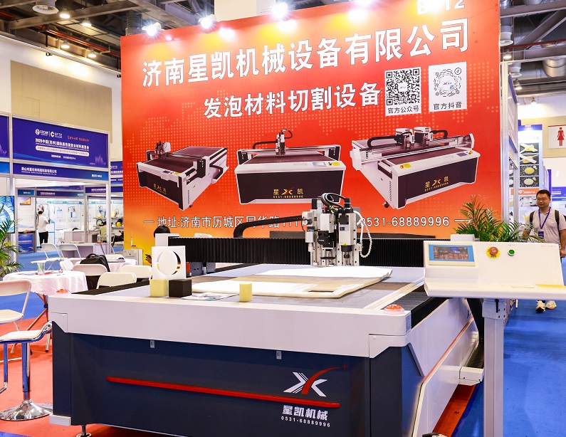 2027年中国(上海)国际高性能复合材料展览会CSCME展馆现场,专业观众参观实况