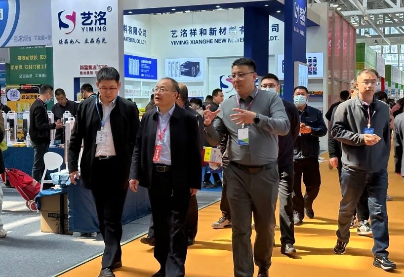 2027年中国临沂门窗业展-临沂门博会Linyi Doors and Windows Exhibition参展商与海外采购商展台洽谈现场