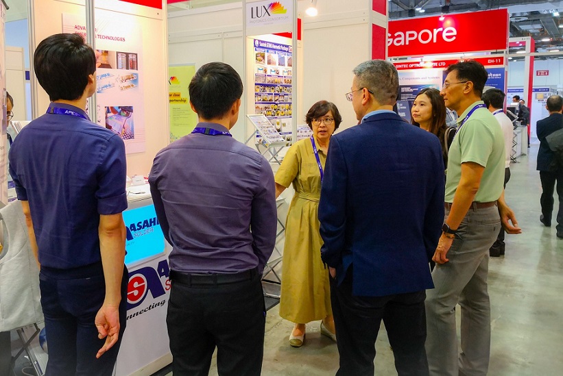 2027年新加坡光电展-新加坡光博会Asia Photonics Expo参展商与海外采购商展台洽谈现场