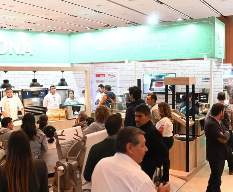 2027年阿根廷冰淇淋、糖果、烘焙、食品技术展览会FITHEP参展商与海外采购商展台洽谈现场