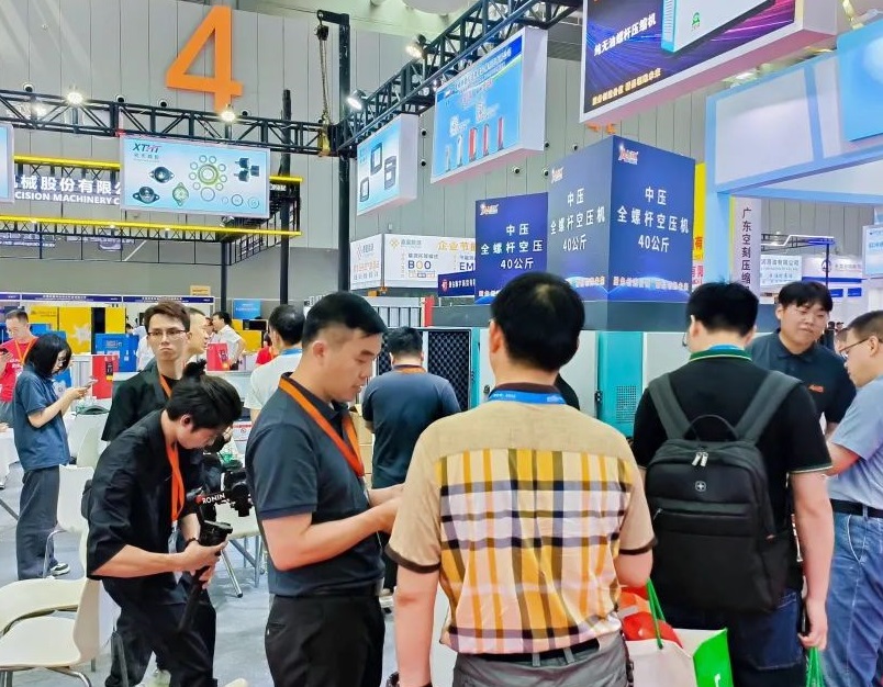 2027年深圳华南空气压缩机展-华南空压机展ACH EXPO CHINA参展商与海外采购商展台洽谈现场