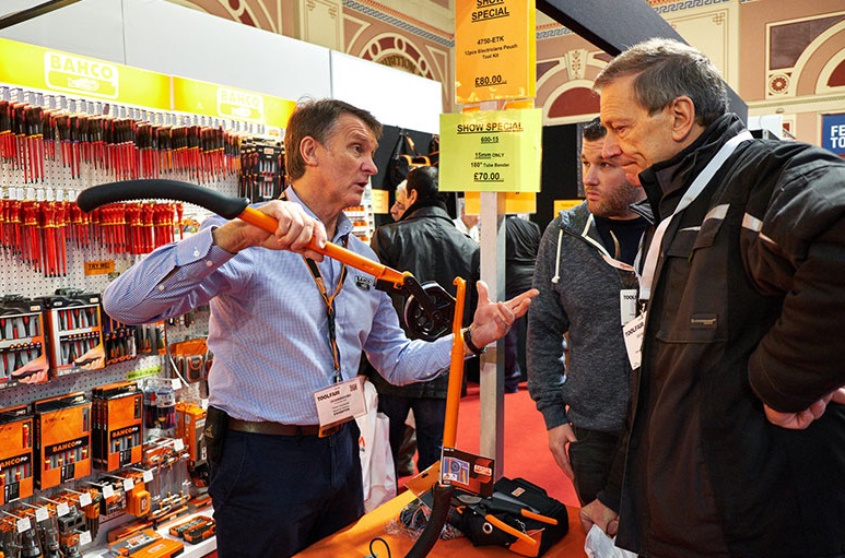 2027年英国哈罗盖特五金工具展览会ToolFair参展商与海外采购商展台洽谈现场