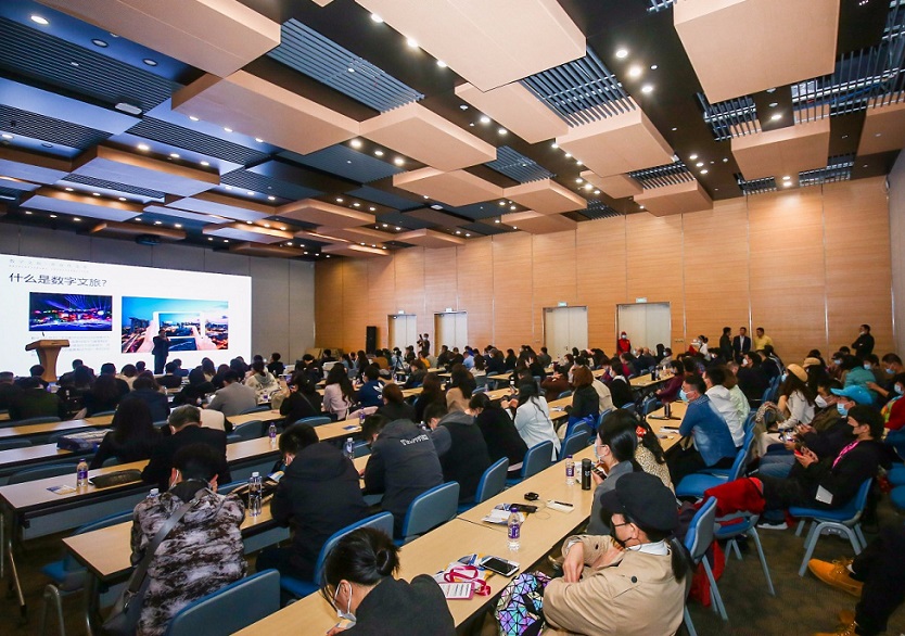 2027年上海旅游产业博览会TOURISM PLUS SHANGHAI参展商与海外采购商展台洽谈现场