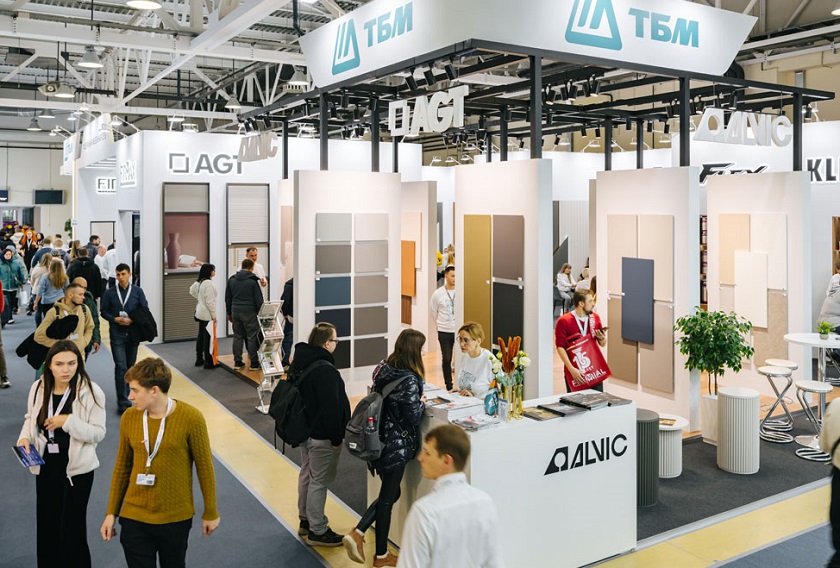 2026年俄罗斯莫斯科家具及室内装潢展览会MEBEL参展商与海外采购商展台洽谈现场